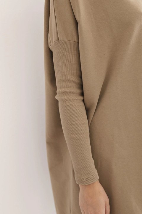 Bluza oversize z asymetrycznymi bokami camelowa Bluza oversize z asymetrycznymi bokami camelowa