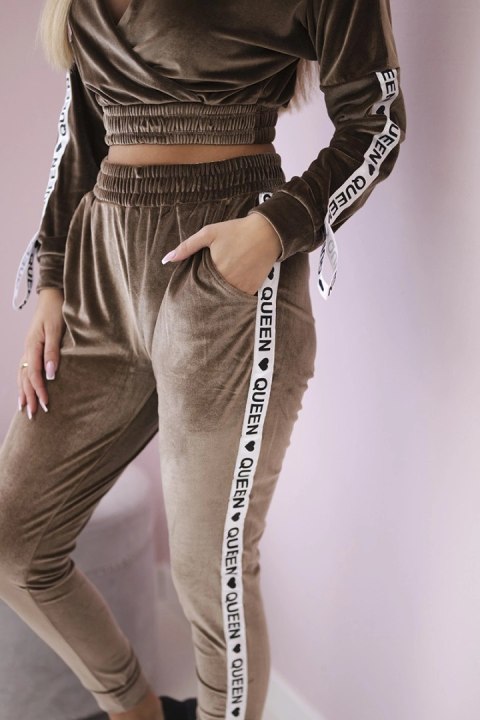 Komplet welurowy z napisem Queen cappuccino Komplet welurowy z napisem Queen cappuccino