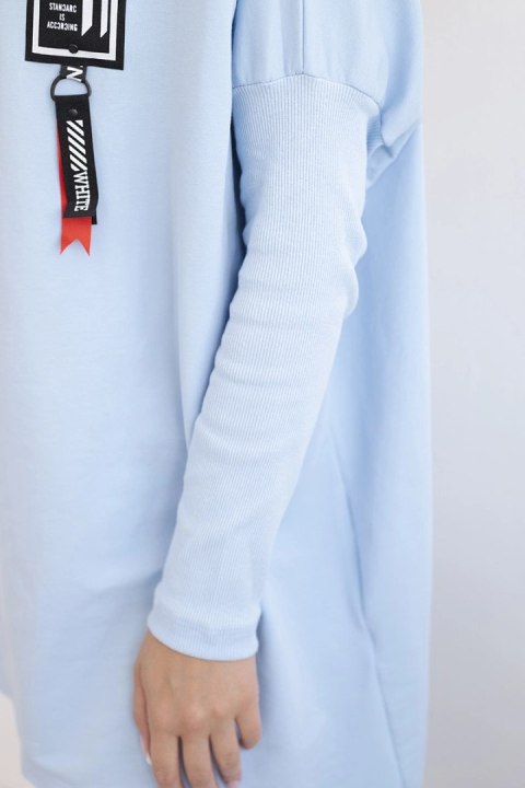 Bluza oversize z asymetrycznymi bokami błękitna Bluza oversize z asymetrycznymi bokami błękitna