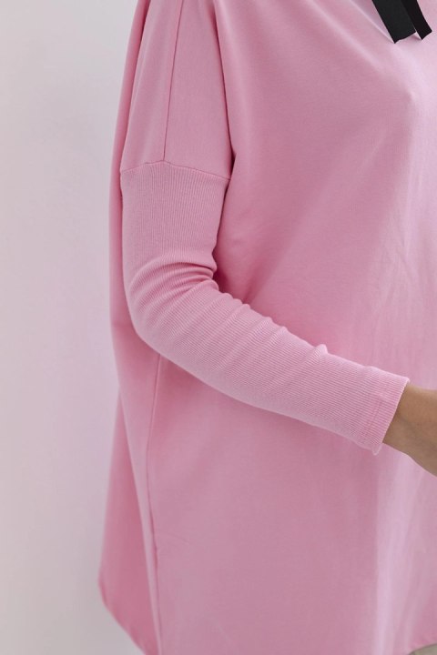 Bluza oversize z asymetrycznymi bokami jasno różowa Bluza oversize z asymetrycznymi bokami jasno różowa