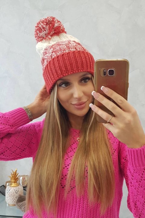 Czapka damska z pomponem Abigail K326 malinowy+ecru Czapka damska z pomponem Abigail K326 malinowy+ecru