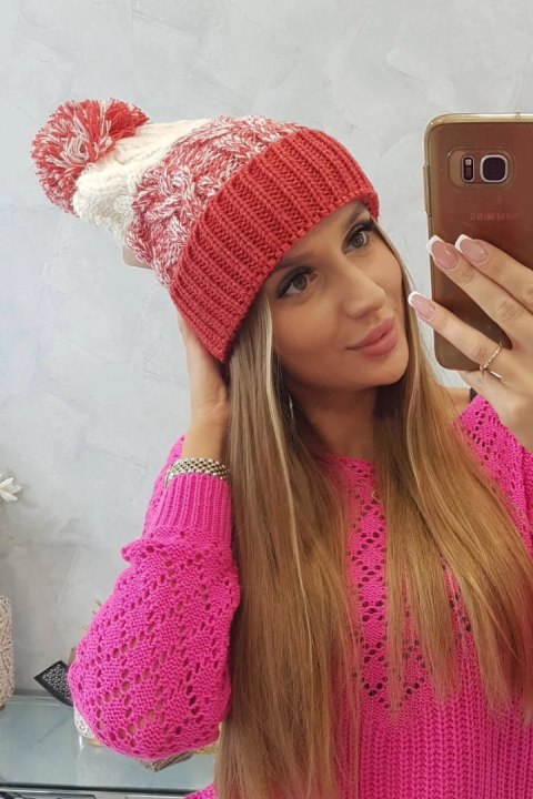 Czapka damska z pomponem Abigail K326 malinowy+ecru Czapka damska z pomponem Abigail K326 malinowy+ecru