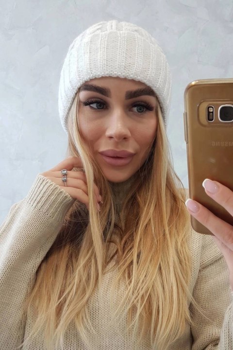 Czapka z wywinięciem Ariana K299 ecru Czapka z wywinięciem Ariana K299 ecru