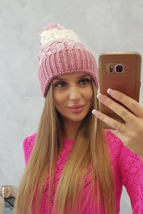 Czapka damska z pomponem Abigail K326 pudrowy róż+ecru Czapka damska z pomponem Abigail K326 pudrowy róż+ecru