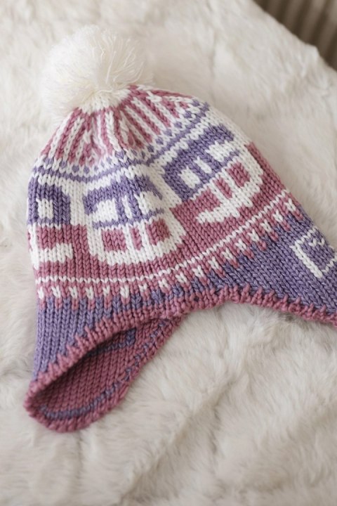 Czapka damska z pomponem Rosa K368 fioletowy+biały+ciemny różowy Czapka damska z pomponem Rosa K368 fioletowy+biały+ciemny różowy