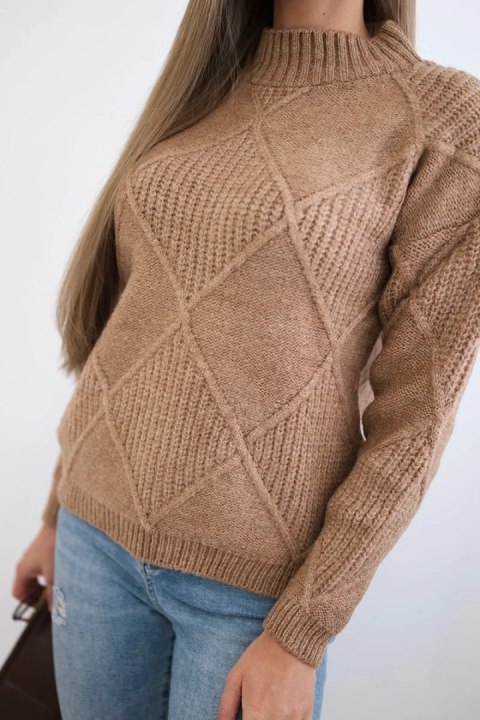Sweter wkładany przez głowę w romby camelowy Sweter wkładany przez głowę w romby camelowy