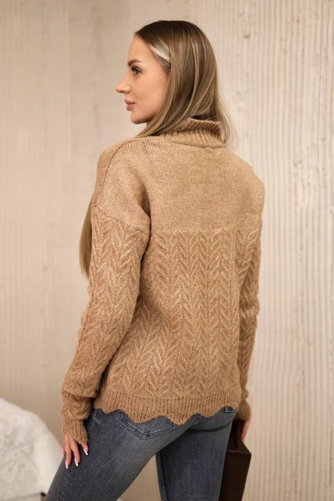 Sweter z ozdobną falbanką camelowy Sweter z ozdobną falbanką camelowy