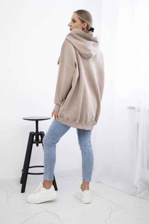 Bluza ocieplana z motywem truskawek ciemno beżowa Bluza ocieplana z motywem truskawek ciemno beżowa