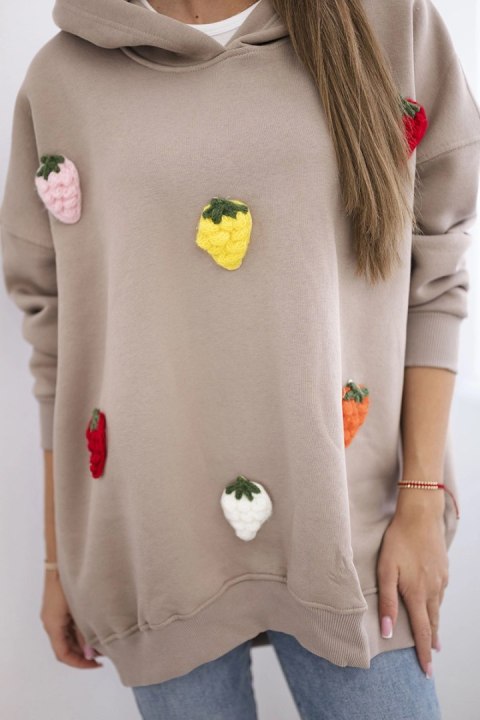 Bluza ocieplana z motywem truskawek ciemno beżowa Bluza ocieplana z motywem truskawek ciemno beżowa