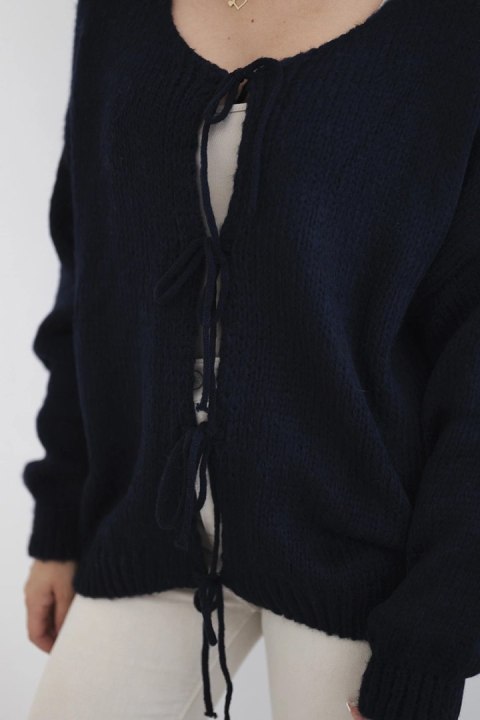 Sweter z wiązaniem z przodu granatowy Sweter z wiązaniem z przodu granatowy