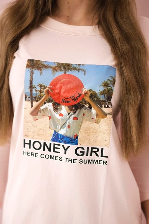 Sukienka z nadrukiem Honey girl pudrowy róż Sukienka z nadrukiem Honey girl pudrowy róż