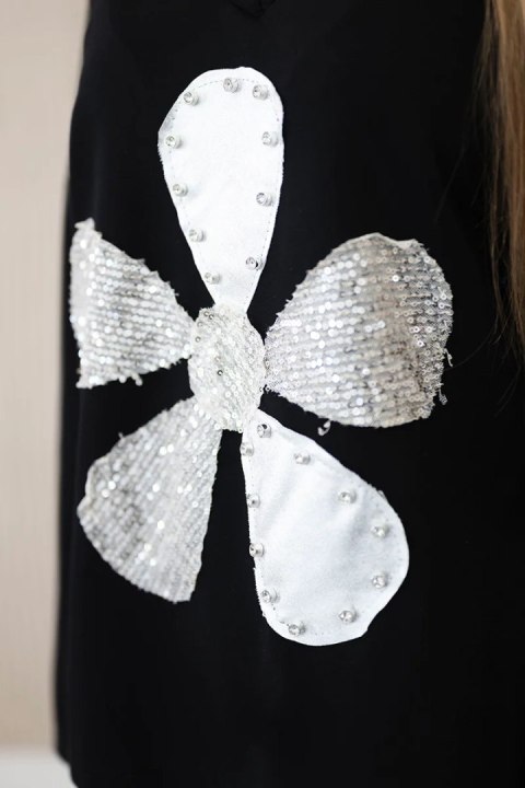 Bluza masełko z ozdobnym kwiatem czarna Bluza masełko z ozdobnym kwiatem czarna
