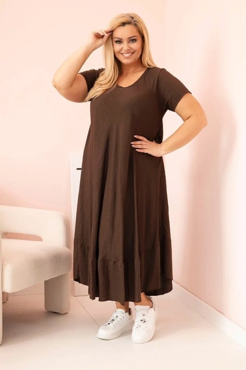 Sukienka damska plus size z krótkim rękawem i falbaną z lekkiej wiskozy brązowa Sukienka damska plus size z krótkim rękawem i falbaną z lekkiej wiskozy brązowa
