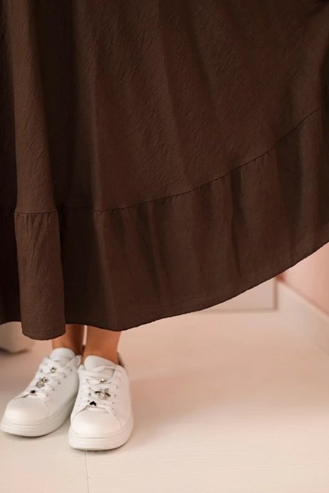 Sukienka damska plus size z krótkim rękawem i falbaną z lekkiej wiskozy brązowa Sukienka damska plus size z krótkim rękawem i falbaną z lekkiej wiskozy brązowa