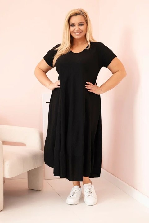 Sukienka damska plus size z krótkim rękawem i falbaną z lekkiej wiskozy czarna Sukienka damska plus size z krótkim rękawem i falbaną z lekkiej wiskozy czarna