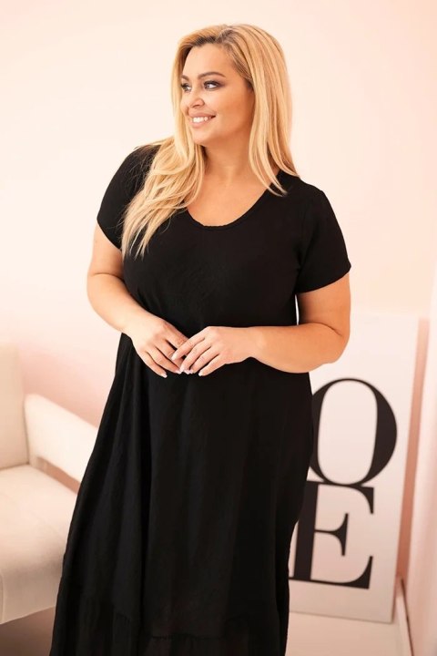 Sukienka damska plus size z krótkim rękawem i falbaną z lekkiej wiskozy czarna Sukienka damska plus size z krótkim rękawem i falbaną z lekkiej wiskozy czarna