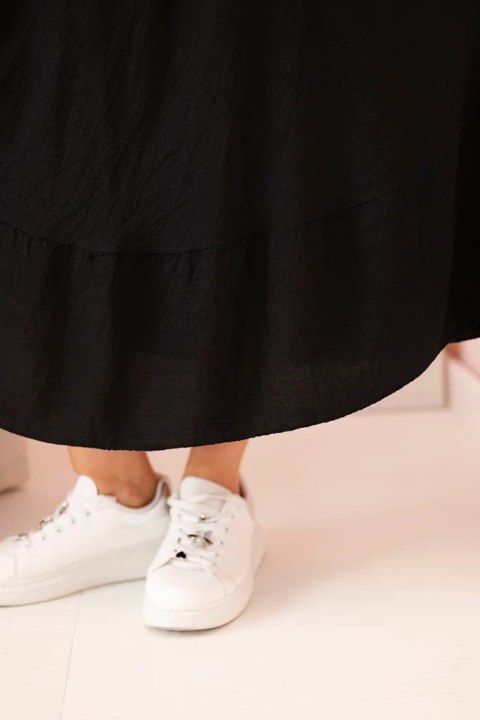 Sukienka damska plus size z krótkim rękawem i falbaną z lekkiej wiskozy czarna Sukienka damska plus size z krótkim rękawem i falbaną z lekkiej wiskozy czarna