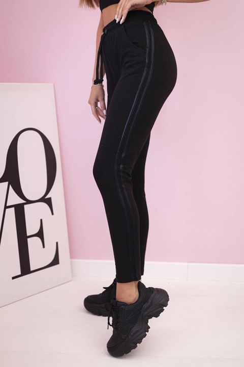 Spodnie damskie dresowe z lampasami i wiązaniem w pasie czarne