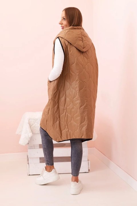 Kamizelka damska pikowana Plus Size z kapturem zapinana na zamek camelowa Kamizelka damska pikowana Plus Size z kapturem zapinana na zamek camelowa