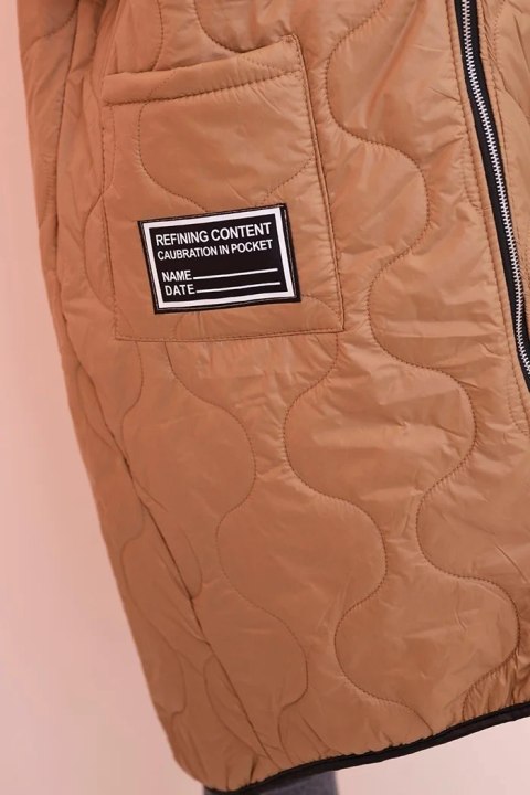 Kamizelka damska pikowana Plus Size z kapturem zapinana na zamek camelowa Kamizelka damska pikowana Plus Size z kapturem zapinana na zamek camelowa