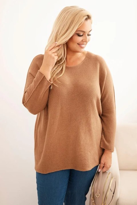 Sweter damski plus size z dekoltem łódką camelowy