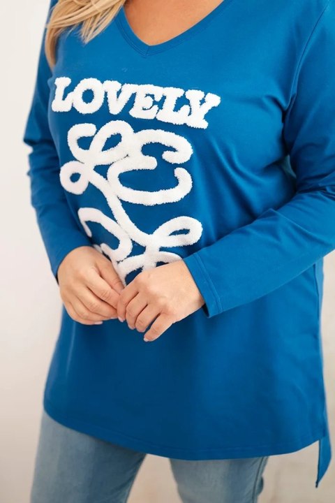 Bluzka damska Plus Size bawełniana z napisem i dekoltem V chabrowa