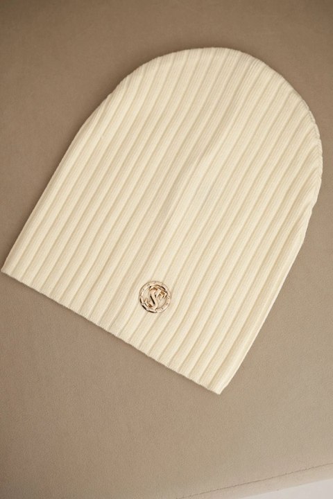 Czapka damska prążkowana z ozdobnym guzikiem z dodatkiem wełny i modalu ecru