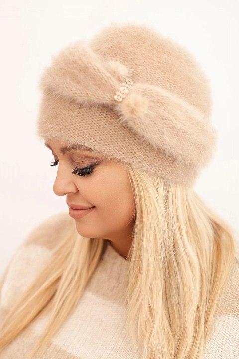 Czapka damska zimowa puszysta z ozdobą i futerkiem beżowa