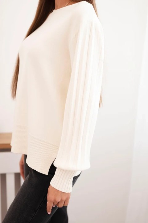 Sweter damski wiskozowy z długim rękawem i rozcięciem po bokach ecru