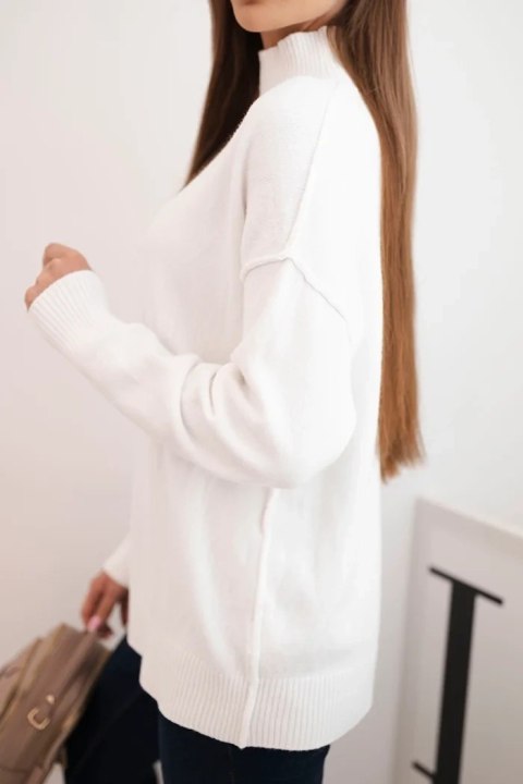 Sweter damski wiskozowy z prążkowanym półgolfem i luźnym fasonem ecru