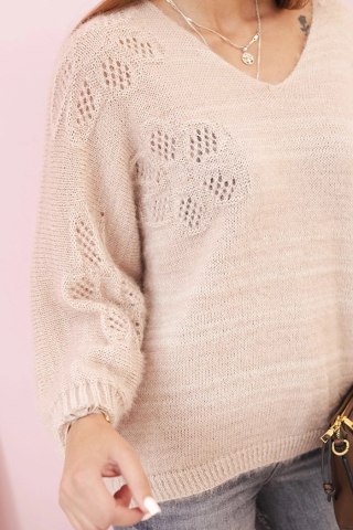 Sweter damski z moheru o luźnym kroju i dekolcie w serek beżowy