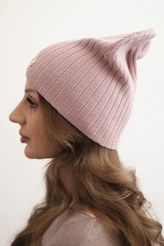 Czapka damska prążkowana z ozdobnym guzikiem z dodatkiem wełny i modalu ciemno różowa