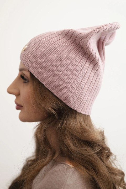 Czapka damska prążkowana z ozdobnym guzikiem z dodatkiem wełny i modalu ciemno różowa