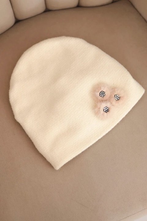 Czapka damska z ozdobnymi futrzanymi kwiatami elegancka beżowa