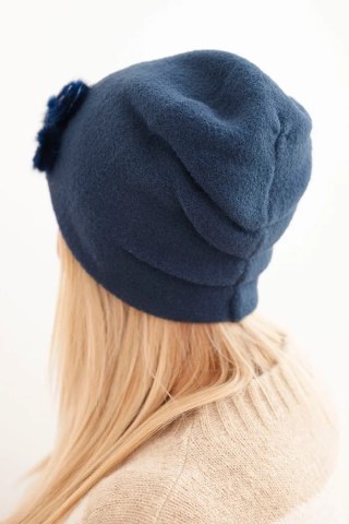 Czapka damska z ozdobnymi futrzanymi kwiatami elegancka granatowa