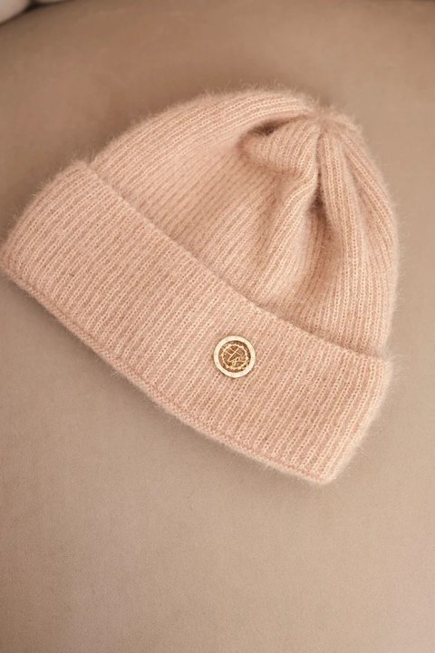 Czapka damska zimowa puszysta z ozdobnym guzikiem beżowa