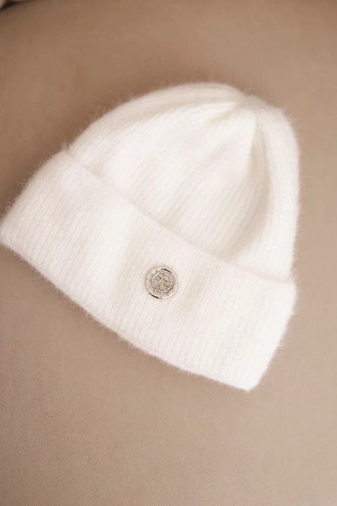 Czapka damska zimowa puszysta z ozdobnym guzikiem biała