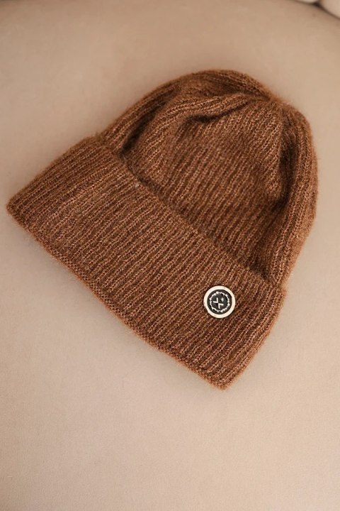 Czapka damska zimowa puszysta z ozdobnym guzikiem jasno brązowy