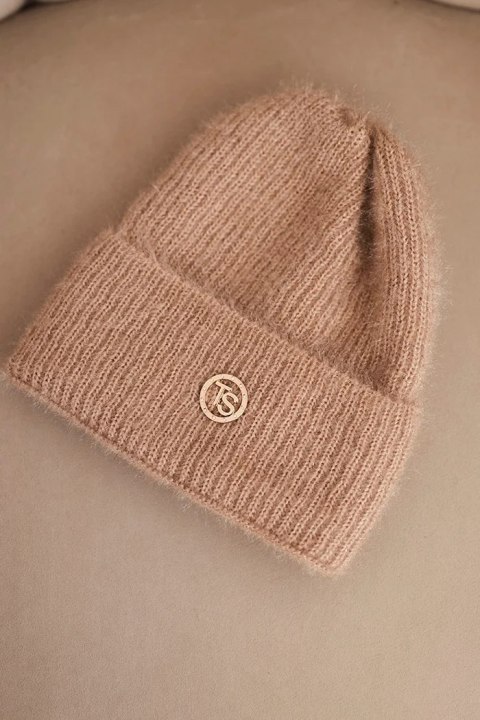 Czapka damska zimowa puszysta z ozdobnym guzikiem jasno camelowa