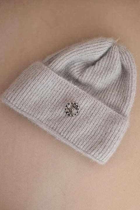 Czapka damska zimowa puszysta z ozdobnym guzikiem jasno szara