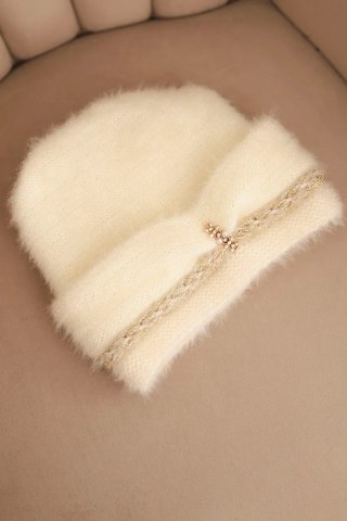 Czapka damska zimowa puszysta z perełkami i ozdobnym splotem ecru