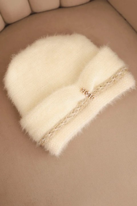 Czapka damska zimowa puszysta z perełkami i ozdobnym splotem ecru