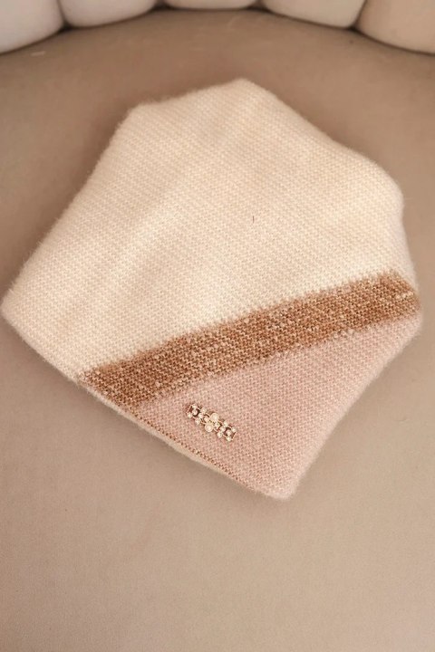 Czapka damska zimowa z puszystej dzianiny z ozdobną aplikacją ecru + beżowy