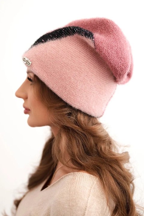 Czapka damska zimowa z puszystej dzianiny z ozdobną aplikacją różowy + pudrowy róż