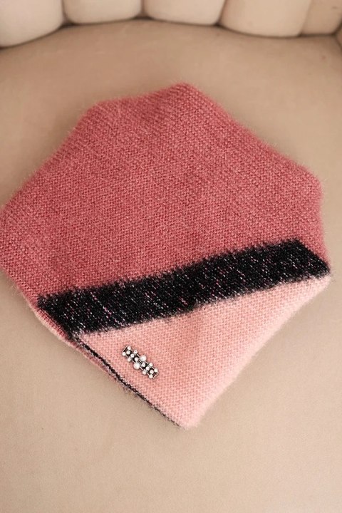 Czapka damska zimowa z puszystej dzianiny z ozdobną aplikacją różowy + pudrowy róż