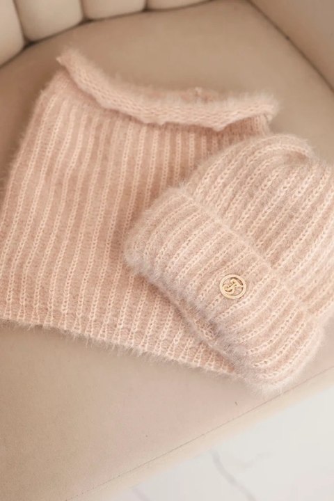 Komplet damski czapka i komin zimowy puszysty z ozdobnym emblematem beżowy