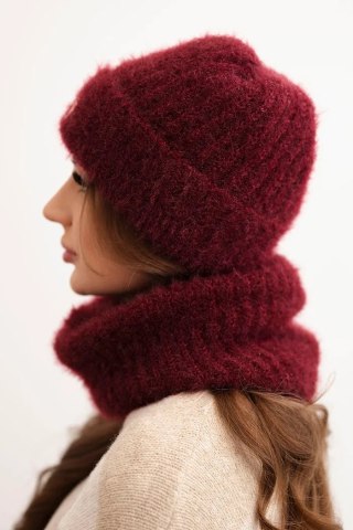 Komplet damski czapka i komin zimowy puszysty z ozdobnym emblematem bordowy