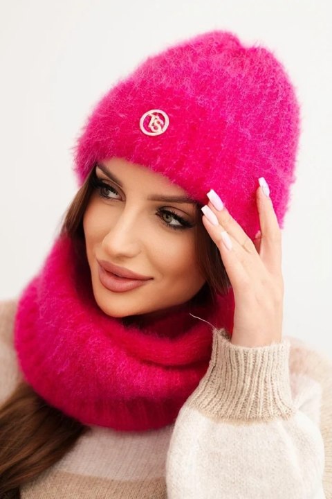 Komplet damski czapka i komin zimowy puszysty z ozdobnym emblematem fuksja