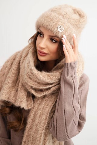 Komplet damski czapka i szalik prążkowany z ozdobą camelowy