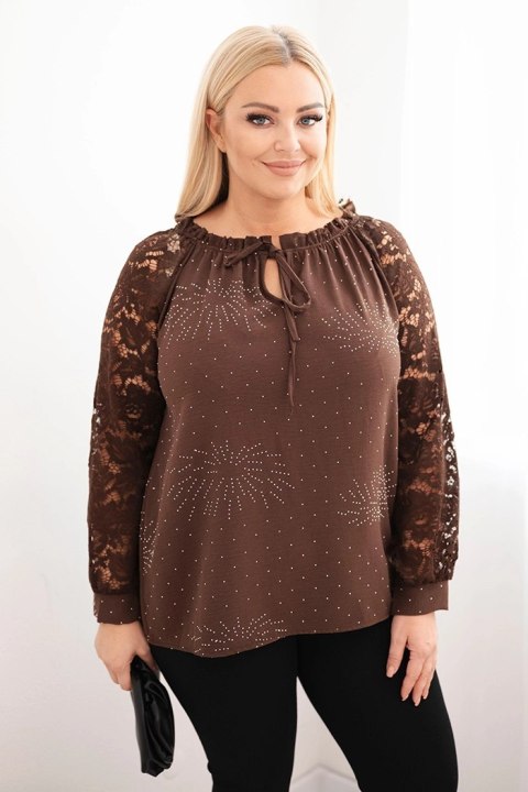 Bluzka damska Plus Size z koronkowym rękawem i ozdobnym dekoltem brązowa